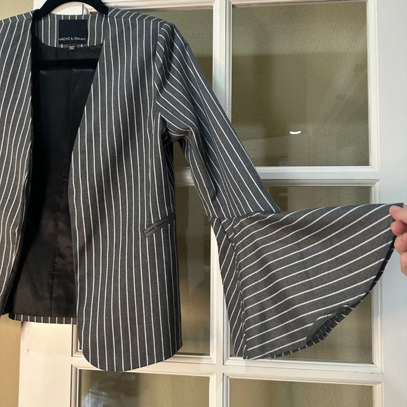 NWOT HARLOWE & GRAHAM Pinstripe Trumpet Sleeve Blazer - size Medium - Picture 3 of 6